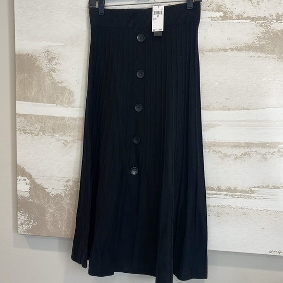Midi Length Elastic Waist with faux buttons skirt (NWT) - Picture 3 of 4
